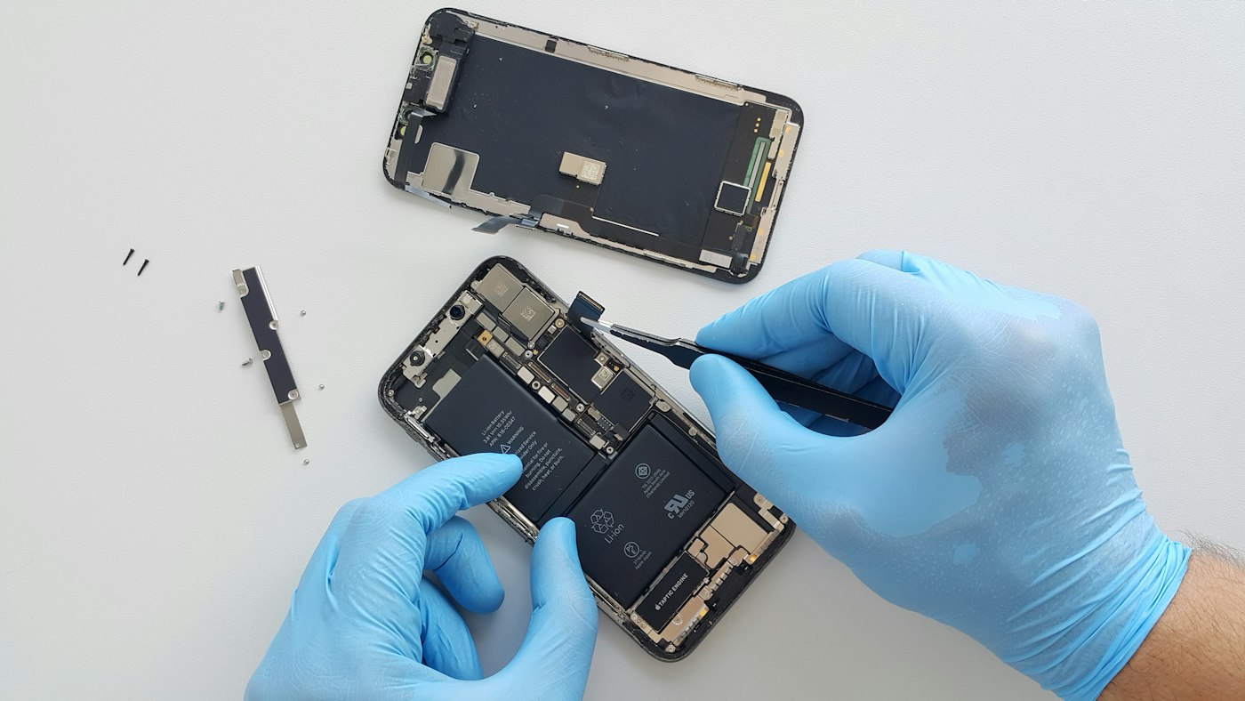 Réparation de smartphone en atelier — photo d'illustration