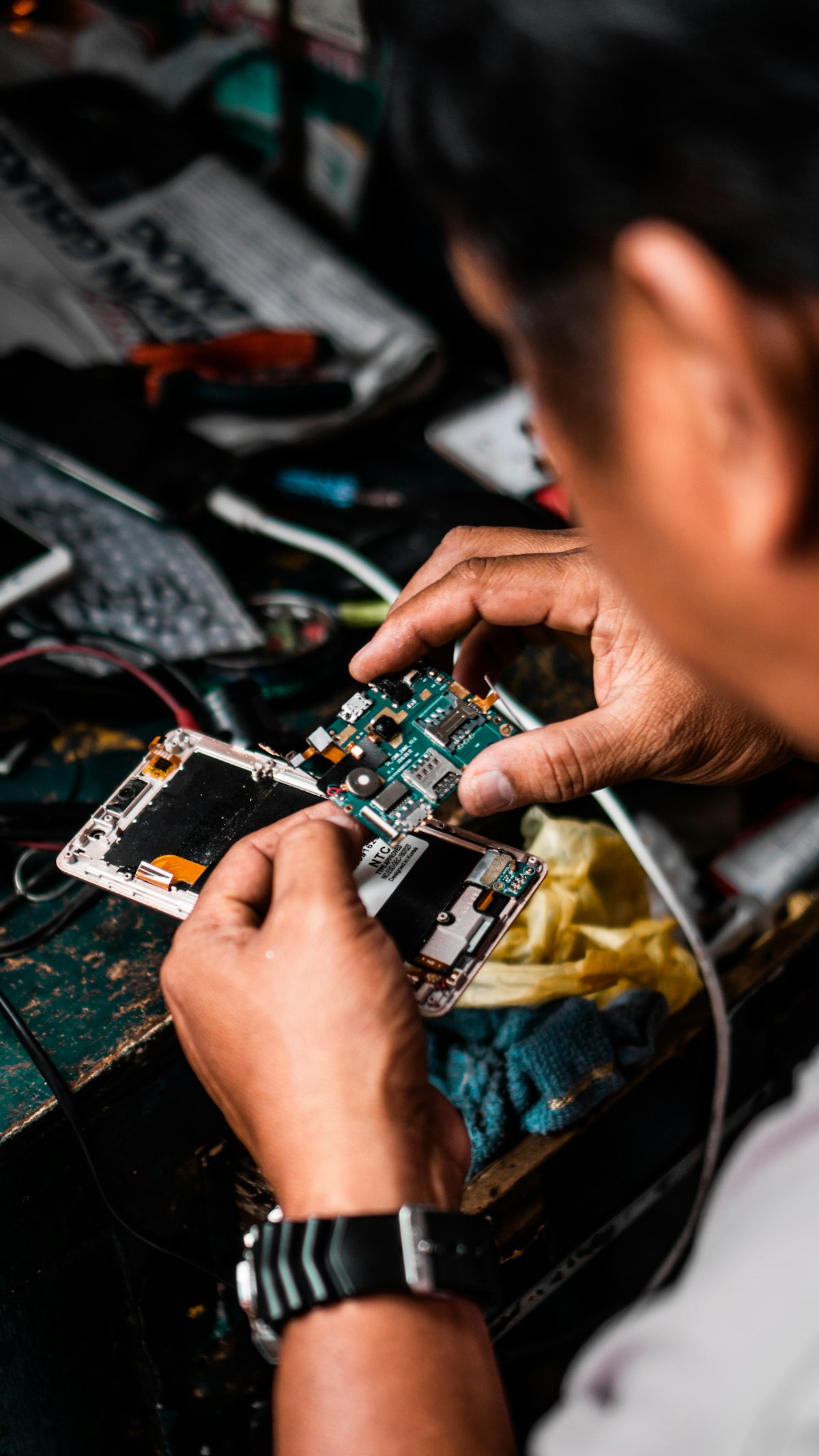 Micro-réparation électronique de smartphone — photo d'illustration